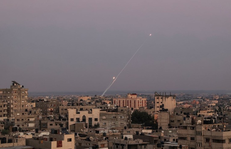 ガザ地区からイスラエルに向けて発射されるロケット弾/Abed Rahim Khatib/Anadolu/Getty Images