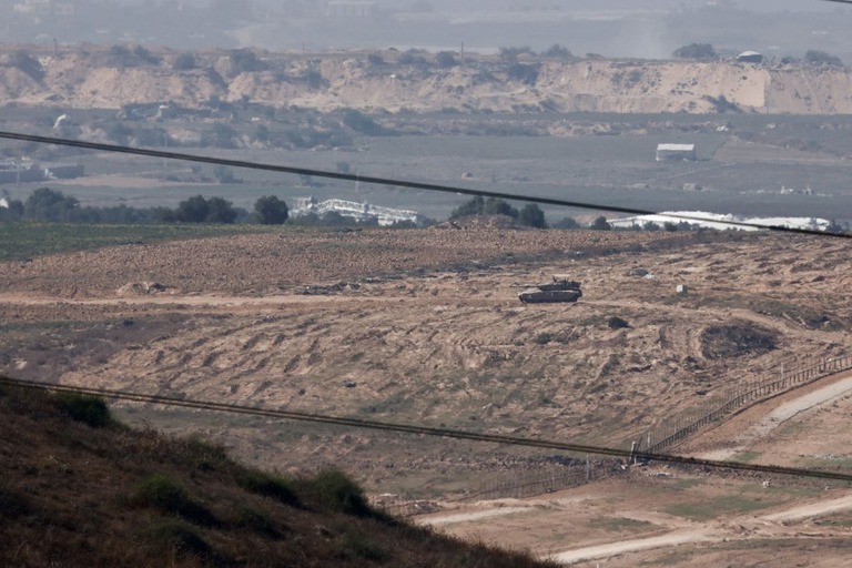 イスラエル南部スデロトで撮影された画像に写るガザ地区へ向かう戦車＝６日/Amir Cohen/Reuters