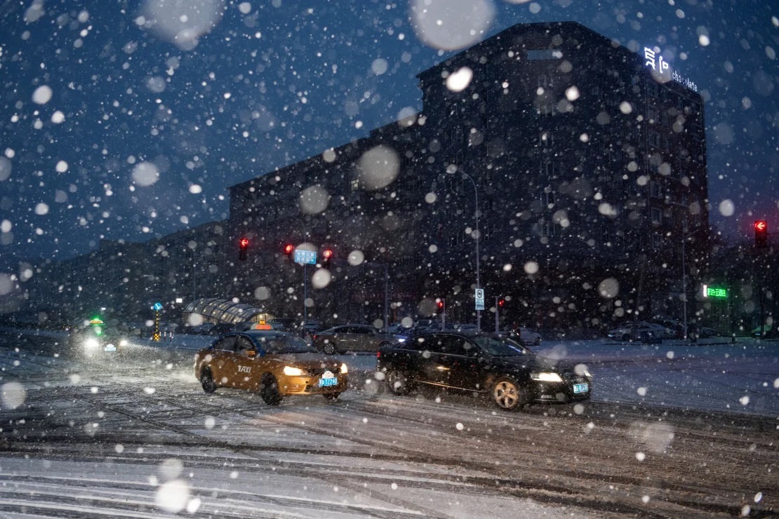 季節外れの大雪に見舞われた黒竜江省ハルビン/Xie Jianfei/Xinhua/Getty Images