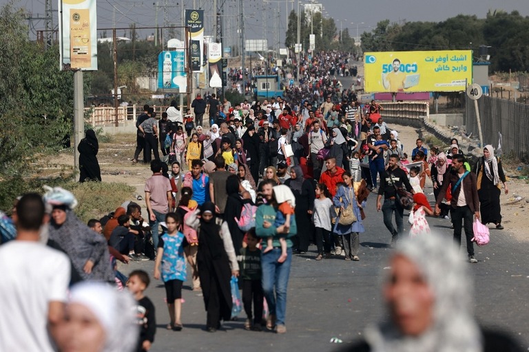 ガザ市とガザ地区北部から南へ向かって歩くパレスチナ人ら/Mohammed Abed/AFP/Getty Images