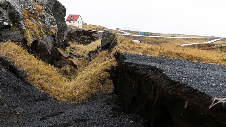 アイスランドで地震が多発しており、火山噴火の可能性が高まったとして警戒が呼び掛けられている/Ragnar Visage/RUV/Reuters