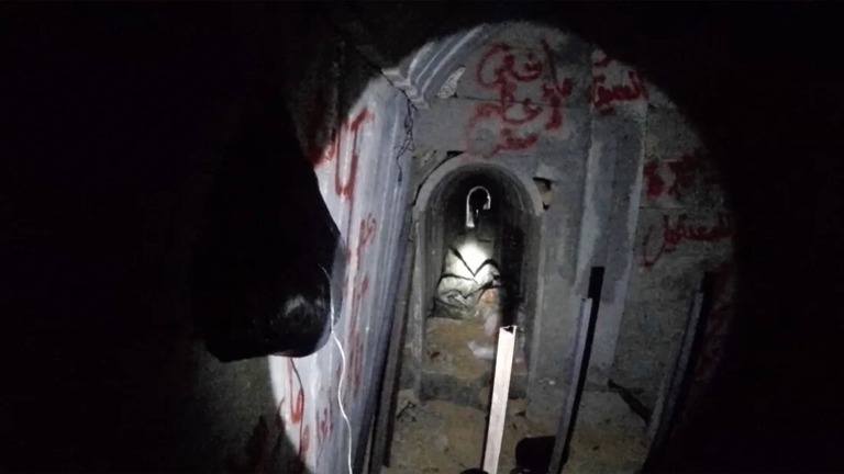 ＣＮＮに提供された映像には、ガザのトンネルの様子も映っている/Hamas video provided by Israel Defense Forces