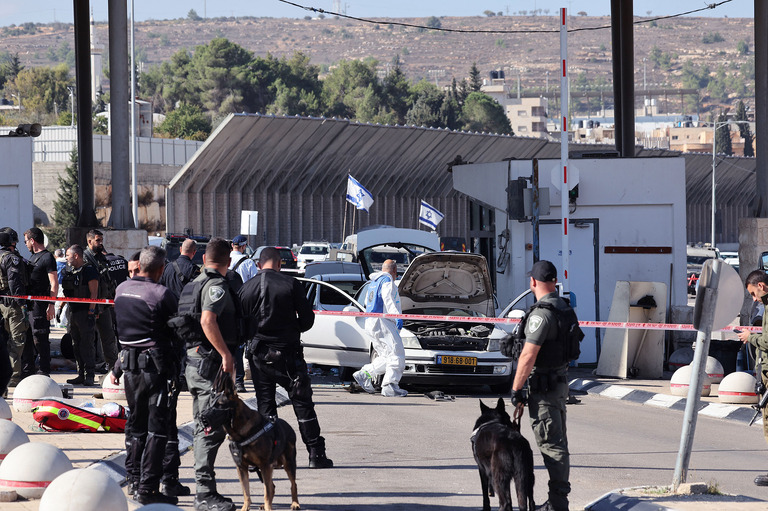 検問所で起きた銃撃事件の現場を警備するイスラエルの治安要員/Ahmad Gharabli/AFP/Getty Images