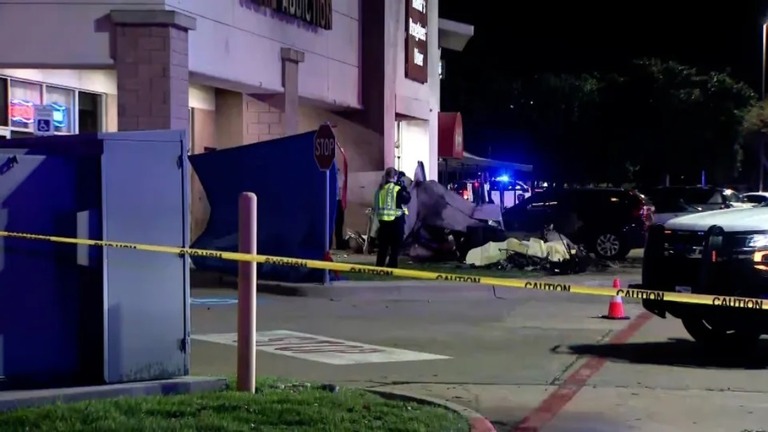 米テキサス州プレーノの商業施設の駐車場に小型機が墜落した/KTVT