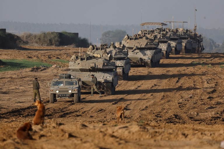 イスラエル軍の戦車と装甲兵員輸送車の車列/Amir Cohen/Reuters