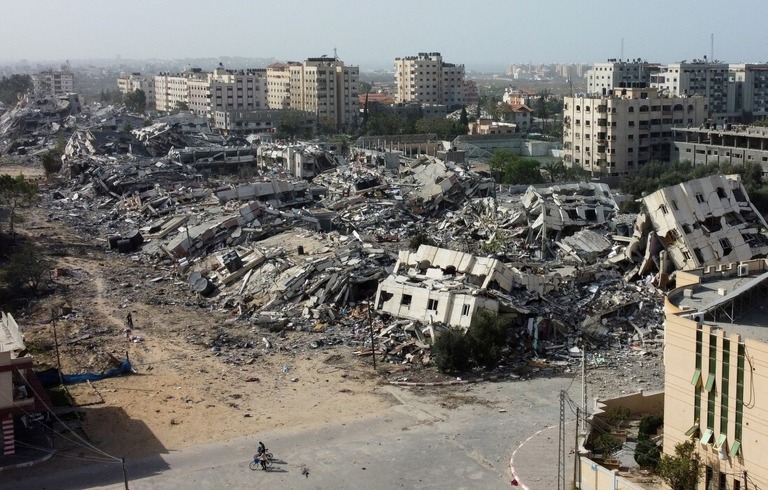イスラエルからの攻撃により破壊された住宅建物＝２６日、ガザ市南部/Bassam Masoud/Reuters
