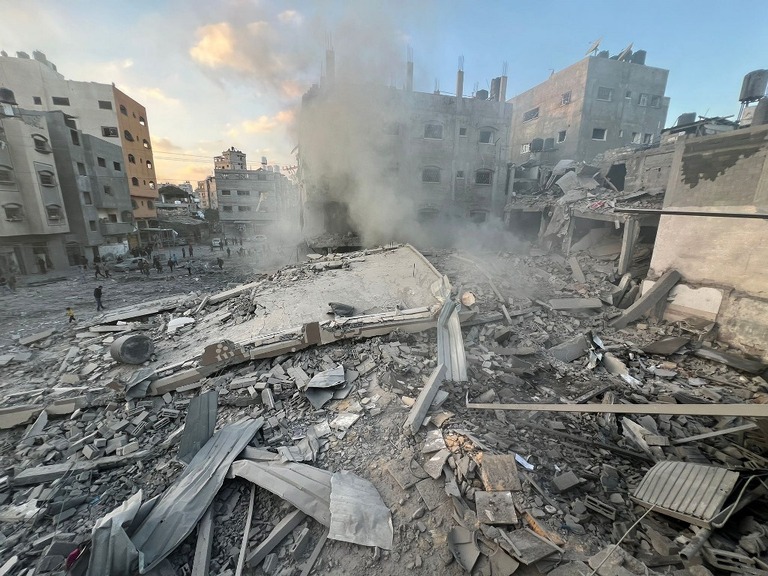 イスラエル軍の攻撃の後破壊されたジャバリヤ難民キャンプの建物/Fadi Alwhidi/Anadolu/Getty Images