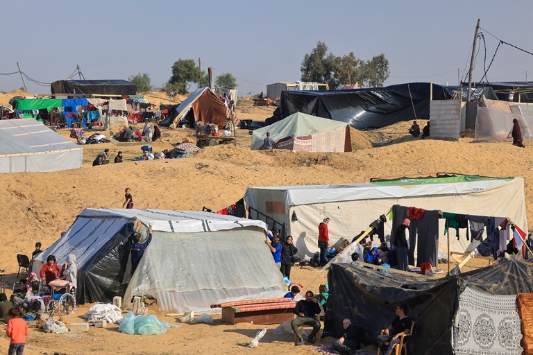仮設の避難所に集まるパレスチナの人々＝４日、パレスチナ自治区ガザ地区ラファ/Mahmud Hams/AFP/Getty Images