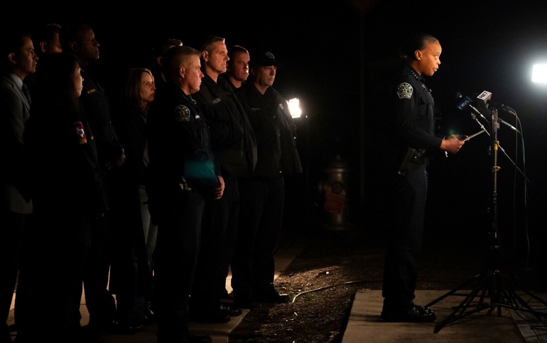 記者会見を行う警察当局＝６日、米テキサス州オースティン/Sara Diggins/Austin American-Statesman/AP