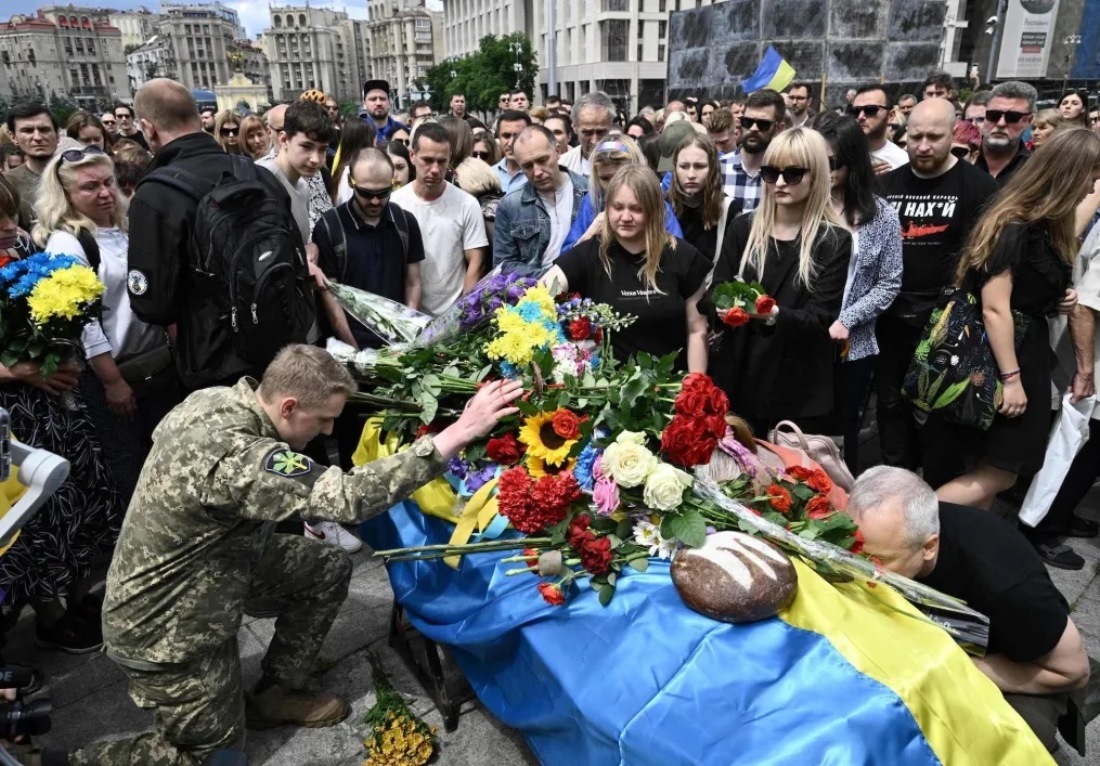 昨年６月、ローマンさんの葬儀には大勢の人々が参列し、弔意を表した/Genya Savilov/AFP/Getty Images