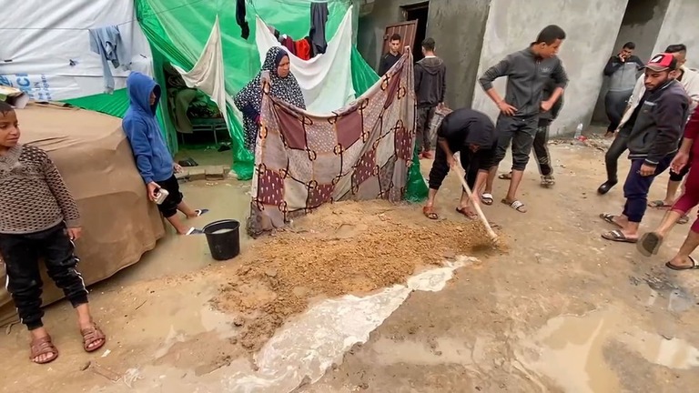 パレスチナ自治区ガザ地区の難民キャンプが激しい雨に見舞われた/CNN