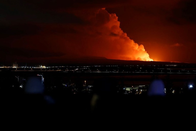 １８日、アイスランド南西部レイキャネス半島にある火山が噴火した/Brynjar Gunnarsson/AP