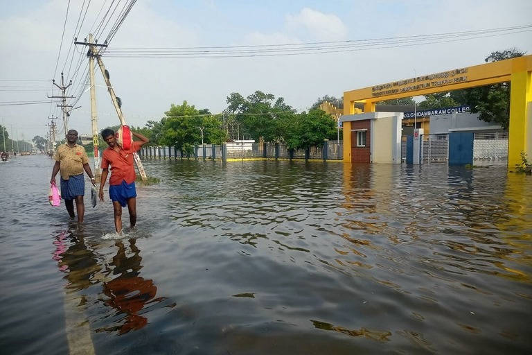 冠水した通りを歩く人々＝２０日、インド南部タミルナドゥ州トゥートクディ/Stringer/AFP/Getty Images