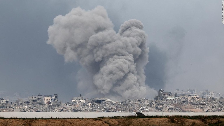 イスラエル軍の爆撃により、ガザ地区から立ち上る煙＝１２月２１日撮影/Jack Guez/AFP/Getty Images