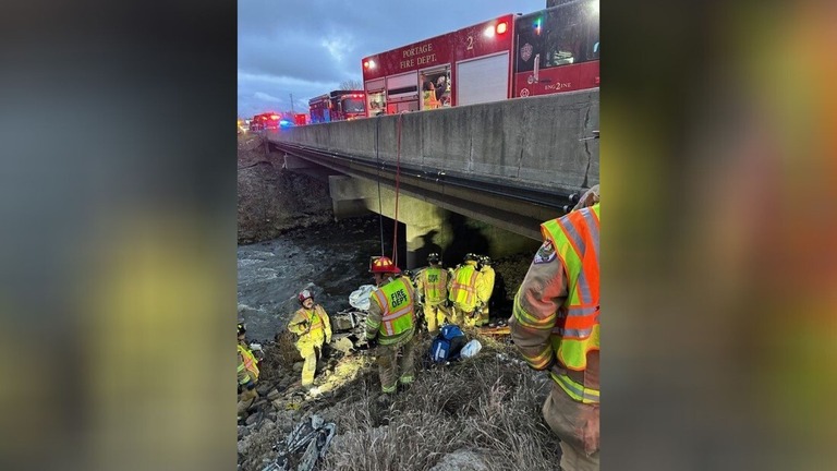 米インディアナ州北西部で釣りをしていた男性２人が橋の下のトラックを発見し救出活動が開始された/Indiana State Police