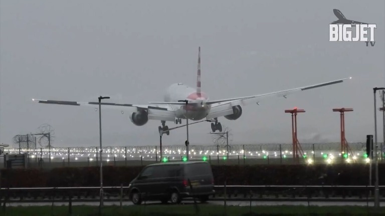 強風の中でヒースロー空港に着陸する航空機/@BigJetTVLIVE / X