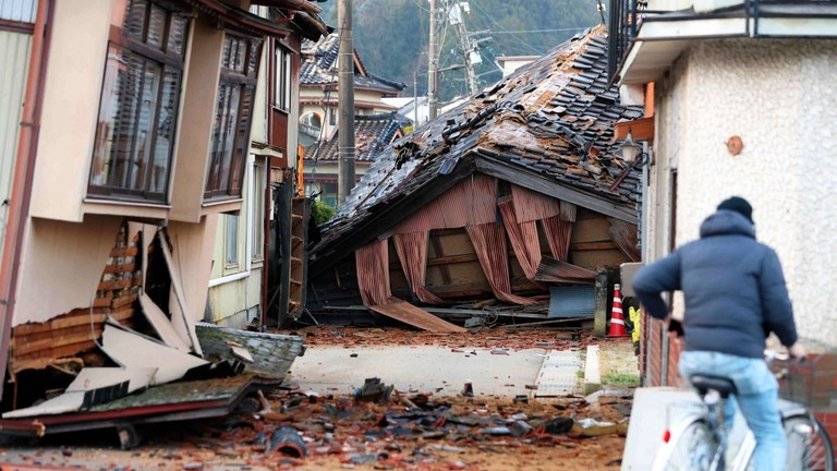 地震によって倒壊した建物＝２日、石川県/ The Asahi Shimbun/Getty Images