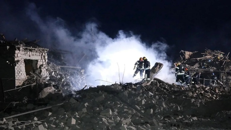 ロシア軍のミサイルの攻撃を受けた場所で捜索活動を行う救助隊＝６日、ウクライナ・ポクロウスク/Donetsk Regional Military-Civil Administration/Handout/Reuters