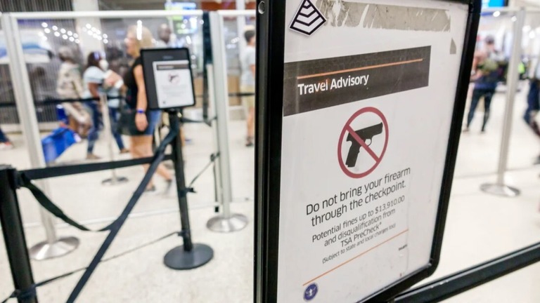 空港保安検査で没収された銃の数が３年連続で最高を記録した/Jeff Greenberg/Universal Images Group/Getty Images