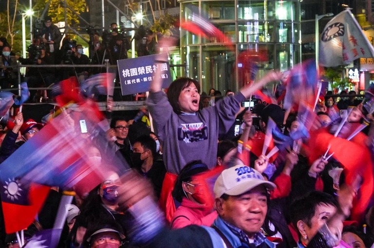 選挙集会で候補者を応援する支持者ら＝６日、台湾・桃園/Sam Yeh/AFP/Getty Images