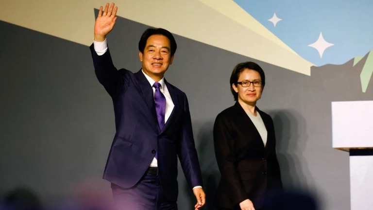 総統選で勝利を収め、記者会見に臨む頼清徳氏（左）と副総裁候補の蕭美琴氏/Ann Wang/Reuters