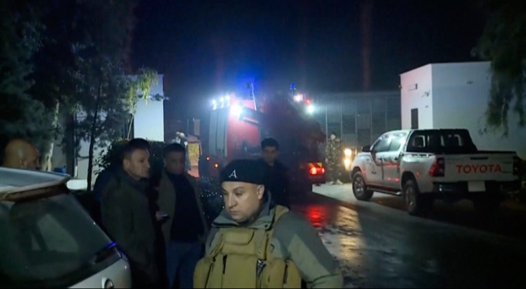 攻撃があった場所の近くに集まった当局者＝１５日、イラク・アルビル/Rudaw TV/AP