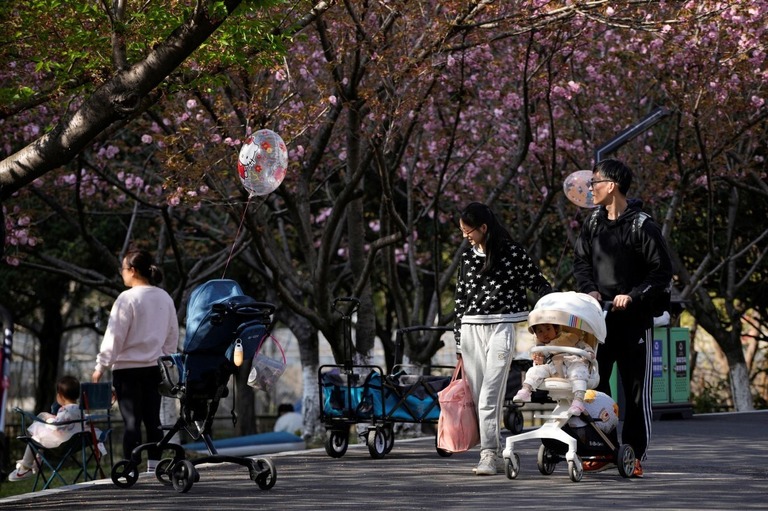 中国・上海の公園を散歩する家族/Aly Song/Reuters