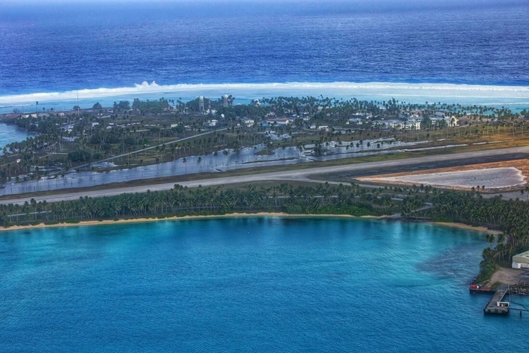 マーシャル諸島クェゼリン環礁のロイナムル島に巨大な波が押し寄せた＝２１日/U.S. Army Garrison-Kwajalein Atoll