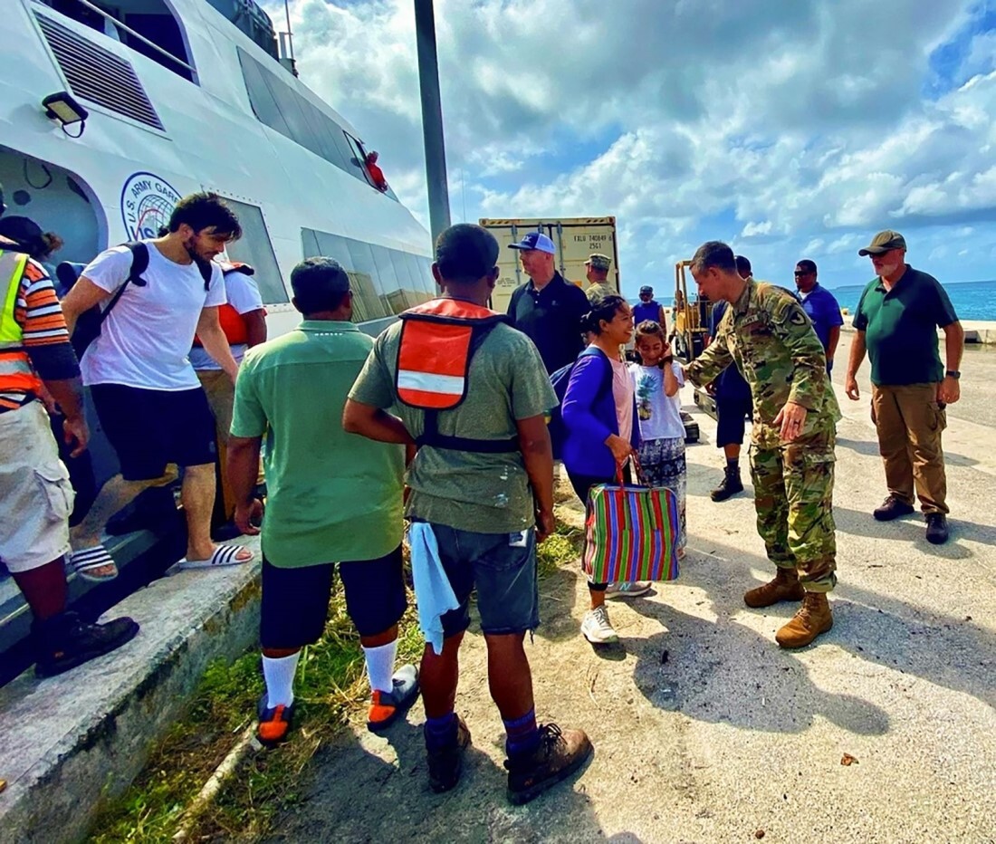 ロイナムル島から避難した人々＝２１日/U.S. Army Garrison-Kwajalein Atoll