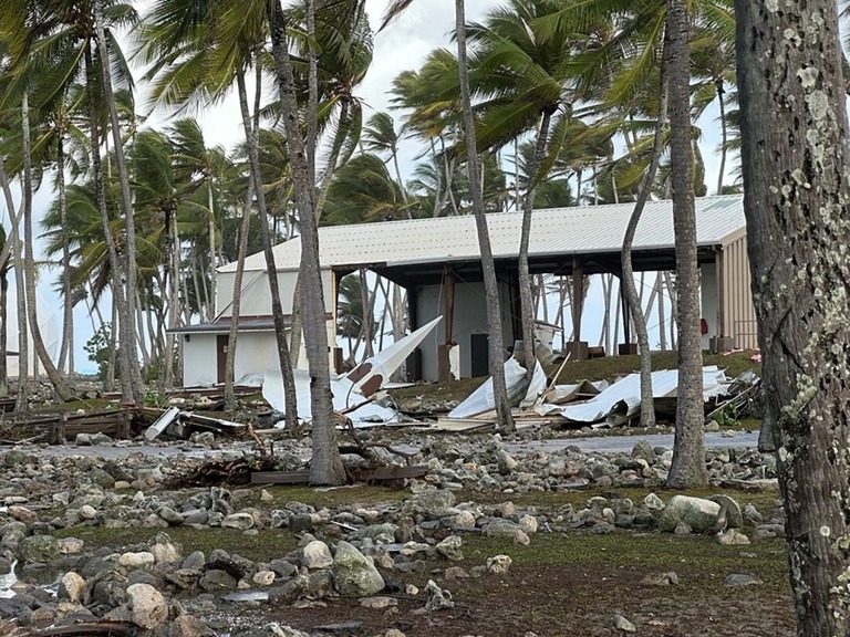 波により被害を受けた建物＝２１日/U.S. Army Garrison-Kwajalein Atoll