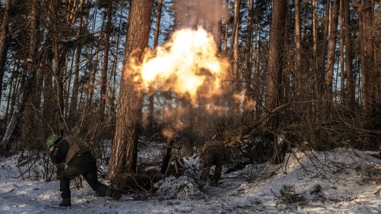 ロシア軍の陣地に向けて攻撃を行うウクライナ軍兵士＝１３日、ウクライナ・ルハンスク州/Finbarr O'Reilly/The New York Times/Redux