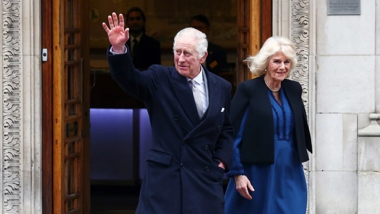 ロンドンの病院を後にするチャールズ国王（左）とカミラ王妃/Peter Nicholls/Getty Images