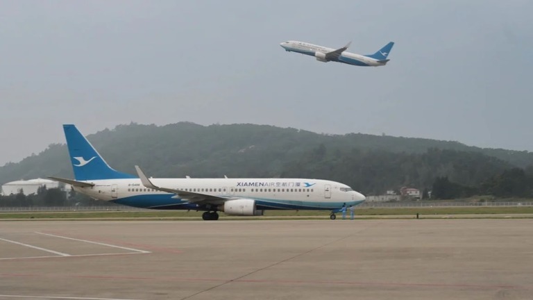 福州長楽国際空港で離陸を待つ機体/Lin Shanchuan/Xinhua/Getty Images