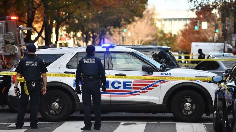 発砲事件の現場に派遣された警官＝２０２３年１１月、米首都ワシントン/Astrid Riecken For The Washington Post/Getty Images/File