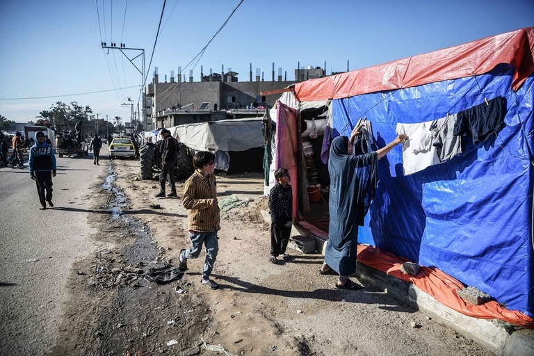 テント脇に道路で撮影された避難民の写真=４日、ガザ地区ラファ/Abed Zagout/Anadolu/Getty Images