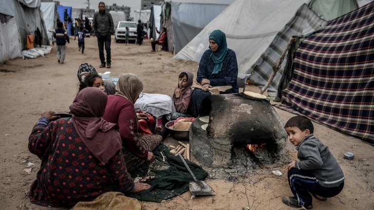 イスラエル軍の地上作戦が近づく中、テントで暮らすラファのパレスチナ人ら/Abed Zagout/Anadolu via Getty Images