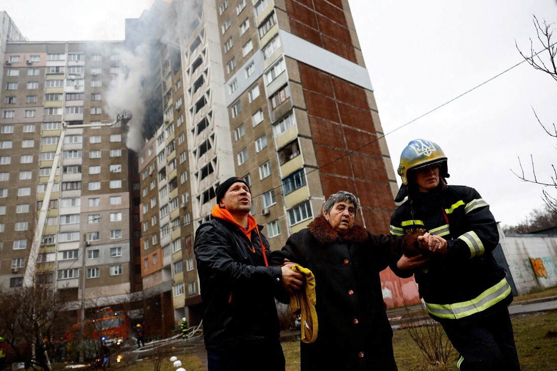 ロシアからの空爆で被害を受けた建物から女性を救助するキーウの消防士/Valentyn Ogirenko/Reuters