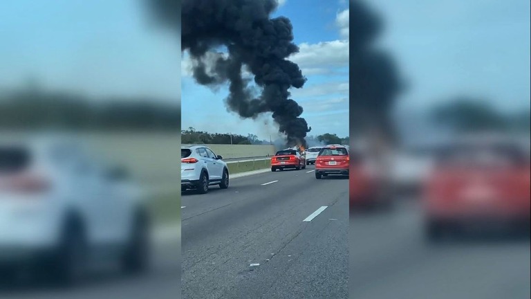 フロリダ州の州間道に小型機が墜落し、操縦士と副操縦士とみられる２人が死亡した/Tamarin Kirby