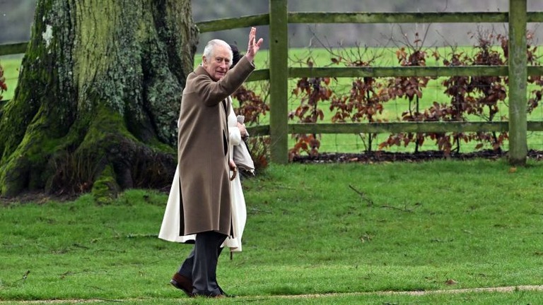 英チャールズ国王とカミラ王妃が教会に到着＝１１日、サンドリンガム/Justin Tallis/AFP/Getty Images