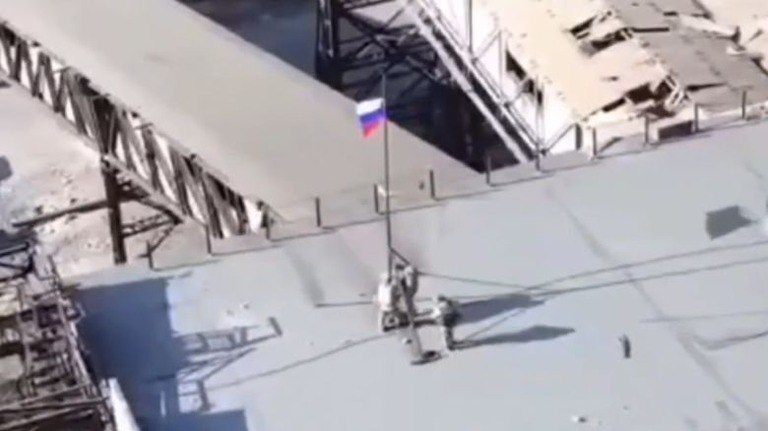 占領した街中に掲げられたロシアの国旗/@miroshnik_r/Telegram