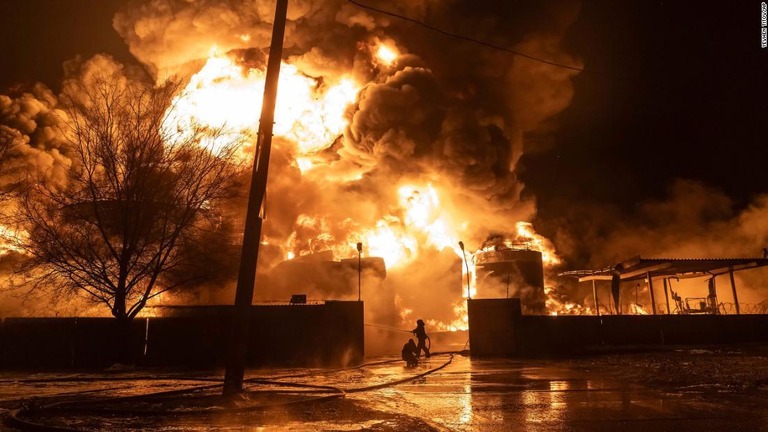 ロシア軍の攻撃によって発生した火事の消火にあたる消防隊員/Yevhen Titov/AP