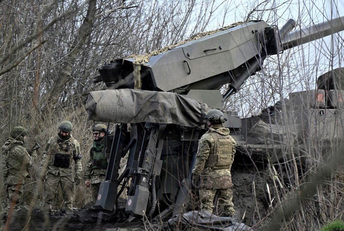 自走榴弾砲の射撃を準備するウクライナ兵＝１４日、ウクライナ南部/Genya Savilov/AFP/Getty Images via CNN Newsource