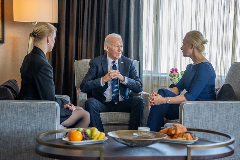 ナワリヌイ氏の妻ユリアさん、長女ダーシャさんと話すバイデン氏＝米カリフォルニア州サンフランシスコ/ From The White House