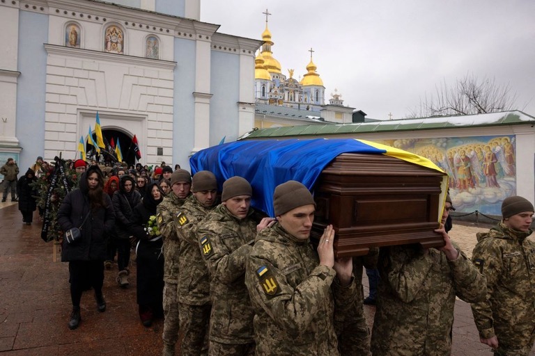 ゼレンスキー氏は演説で、ロシアによる侵攻開始からの２年間で戦死したウクライナ兵は３万１０００人に上ると述べた/Thomas Peter/Reuters via CNN Newsource