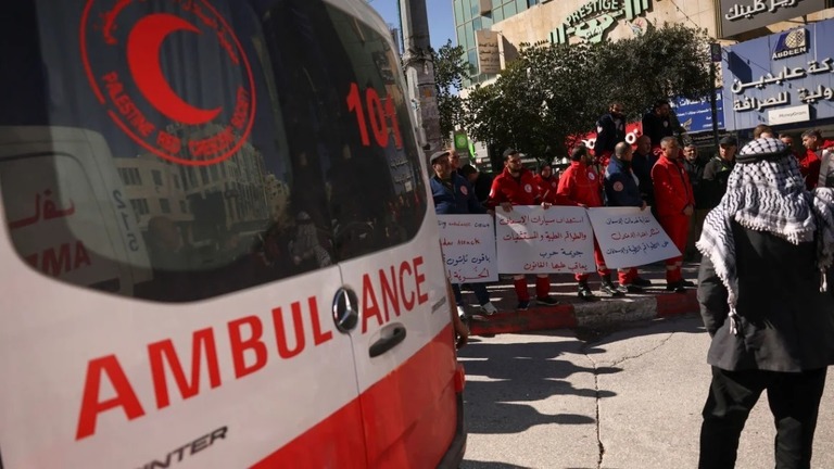 イスラエル軍とハマスとの衝突で死亡した同僚について抗議するパレスチナ赤新月社の医療従事者/Hazem Bader/AFP/Getty Images