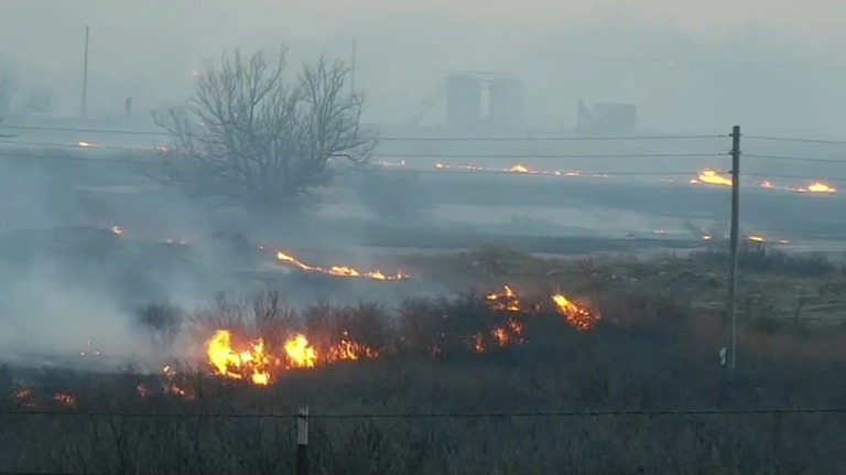 テキサス州レファーズの火事の様子＝２７日/KFDA