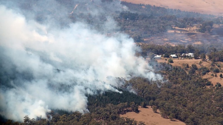 ビクトリア州バララット近郊の山火事から立ち上る煙＝２４日/AAP Image/David Crosling/Reuters