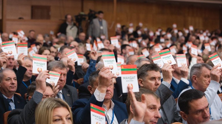 トランスニストリアの議員らが会議に参加＝２８日、ティラスポリ/AFP/Getty Images