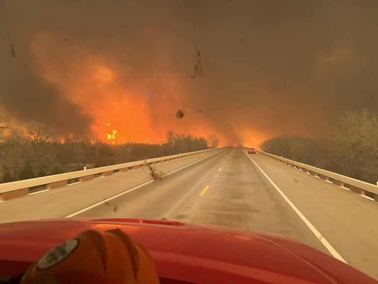 米テキサス州北部で大規模な山火事が発生/Greenville Fire-Rescue via CNN Newsource