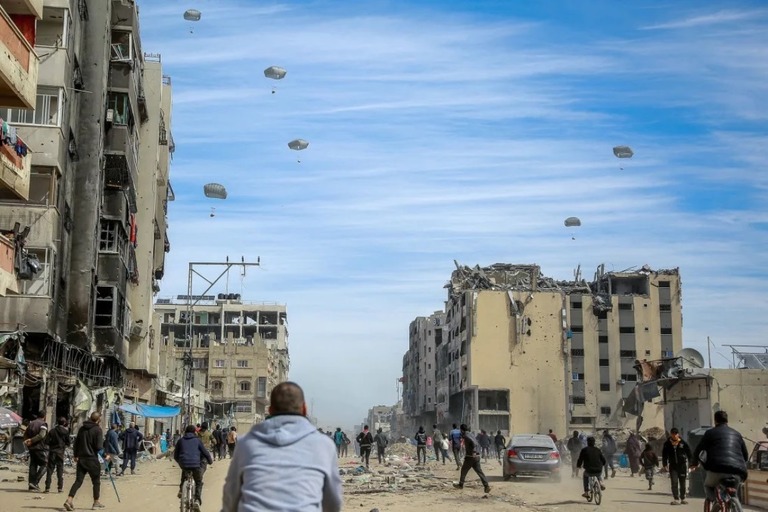 ３月１日、ヨルダンからの支援物資がガザ市に空中投下される様子/AFP/Getty Images